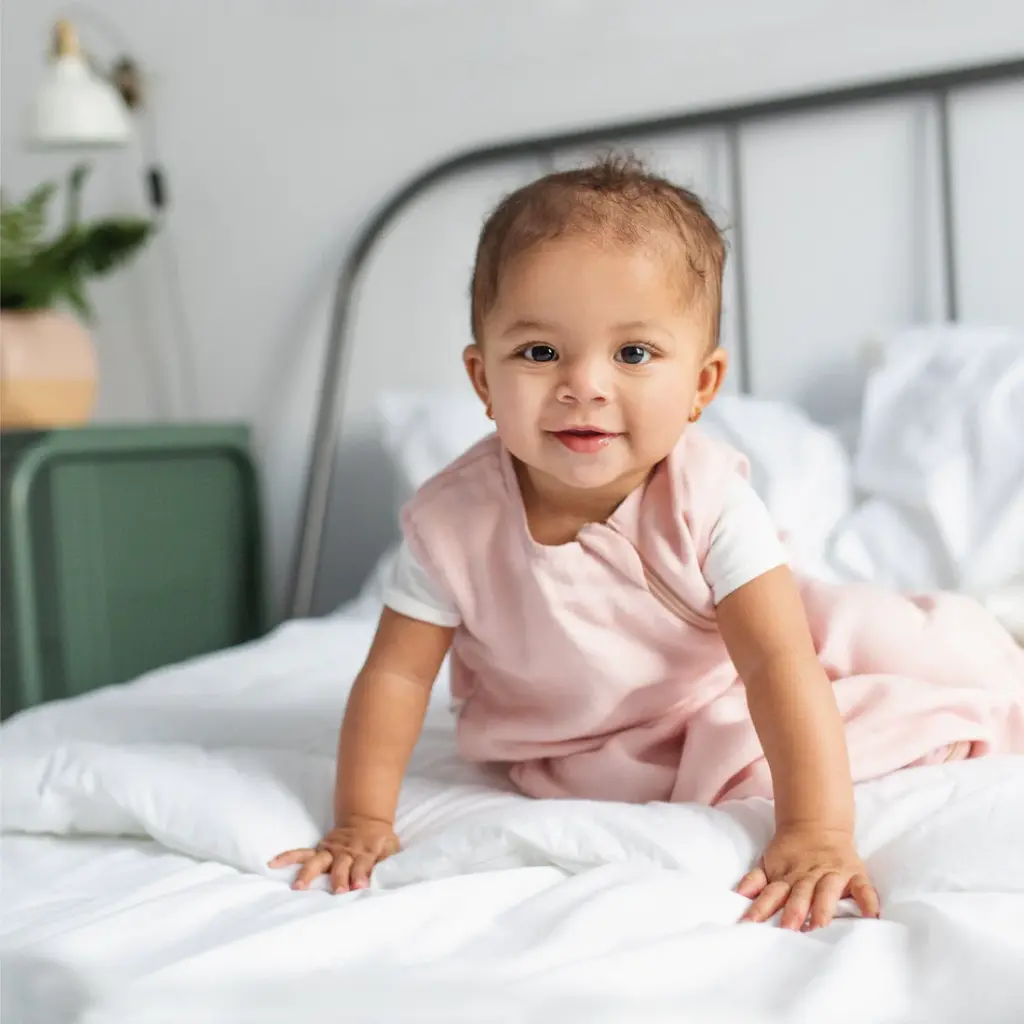 MS606H-RO-Perlimpinpin-Muslin-Sleepbag-Sac-de-nuit-Mousseline-Pink-Rose_Lifestyle_555be03c-7777-4d53-909b-abbb30d5cc2e_1100x.webp