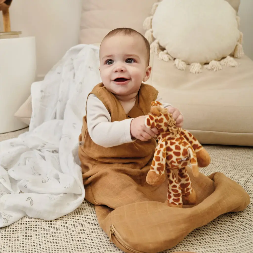 MS606-MI-Perlimpinpin-Muslin-Sleep-Bag-Sac-de-Nuit-Mousseline-Honey-Miel-Lifestyle1_1100x.webp