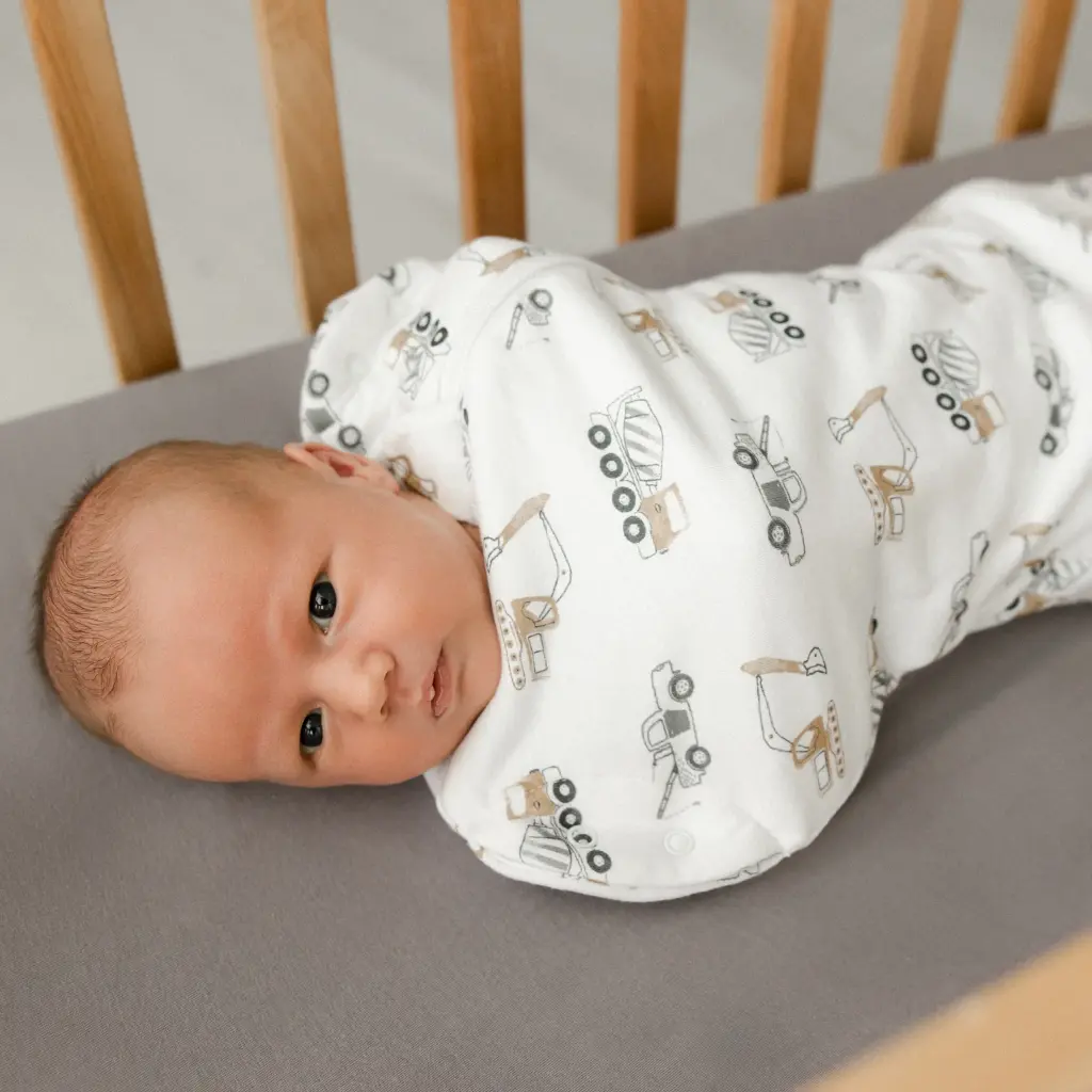 BB33620-Perlimpinpin-Bamboo-Printed-Toddler-Sleep-Bag-Sac-de-Nuit-Nouveau-Ne-Imprime-Bambou-Construction-Lifestyle1_1024x1024@2x.webp