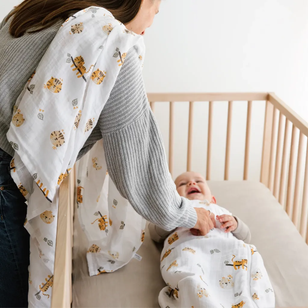 MS35A-JU-Perlimpinpin-Printed-Muslin-Swaddle-Doudou-Mousseline-Imprime-Jungle_Lifestyle1_1024x1024@2x.webp