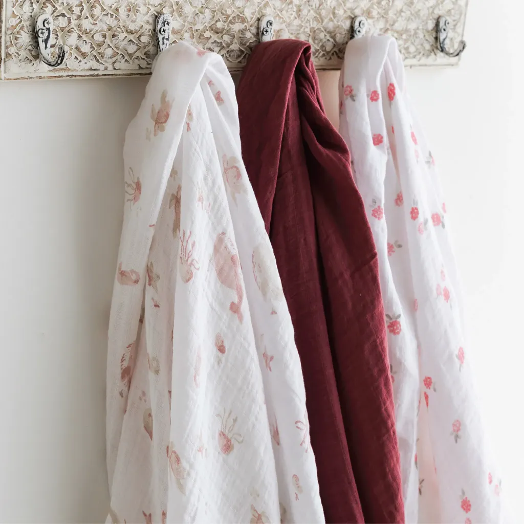 MS35BB-BA-Perlimpinpin-Printed-Muslin-Swaddle-Doudou-Mousseline-Imprime-Whales-Baleines_Lifestyle_1024x1024@2x.webp