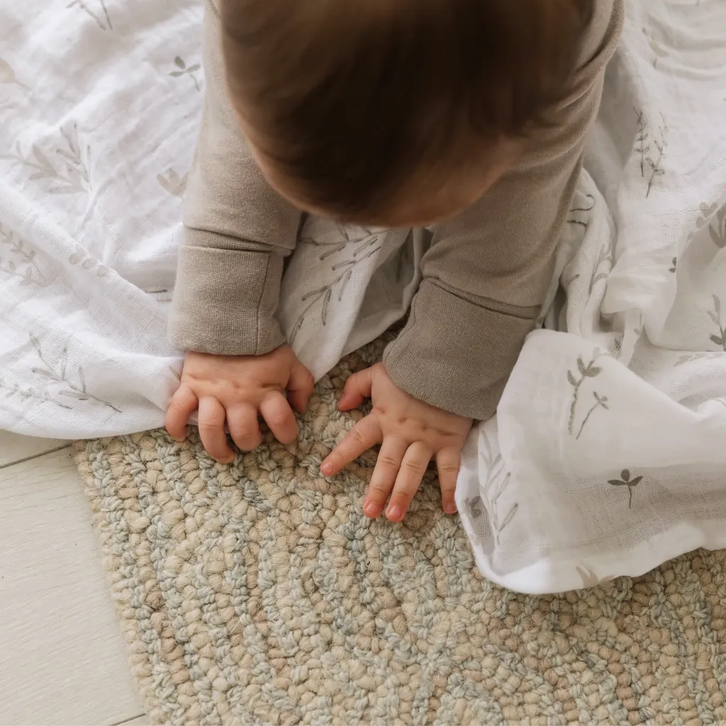 MS35BB-FE-Perlimpinpin-Printed-Muslin-Swaddle-Doudou-Mousseline-Imprime-Leaves-Feuilles_Lifestyle1_1024x1024@2x.webp