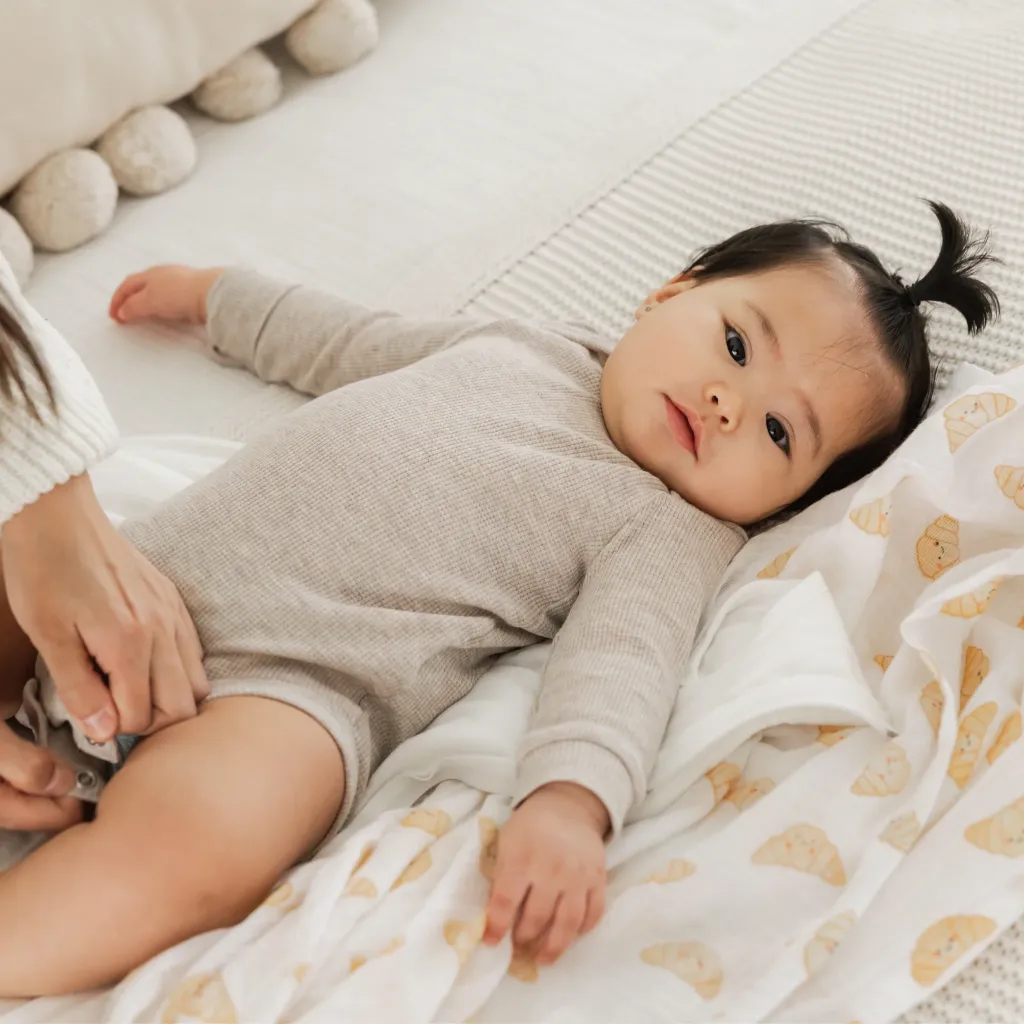 MS35BB-CR-Perlimpinpin-Printed-Muslin-Swaddle-Doudou-Mousseline-Imprime-Croissants_Lifestyle2_1024x1024@2x.webp