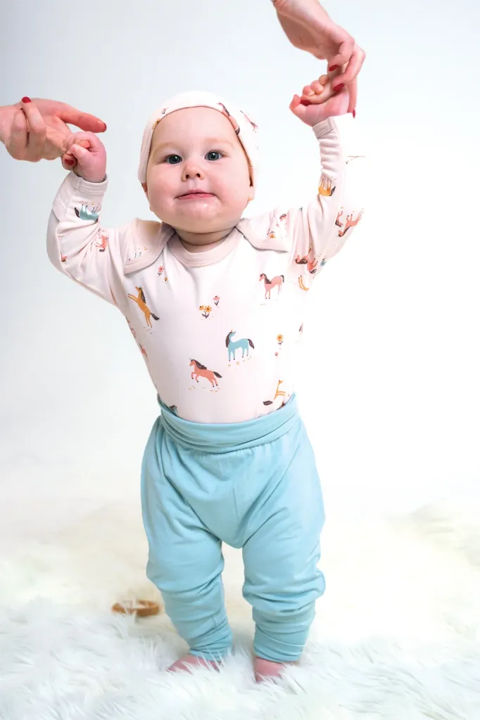 WF4666_onesie_unicorn_lifestyle.webp